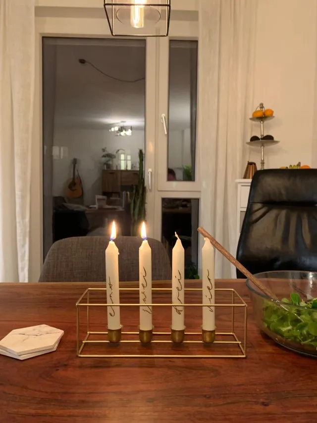 Adventskranz, con dos velas encendidas